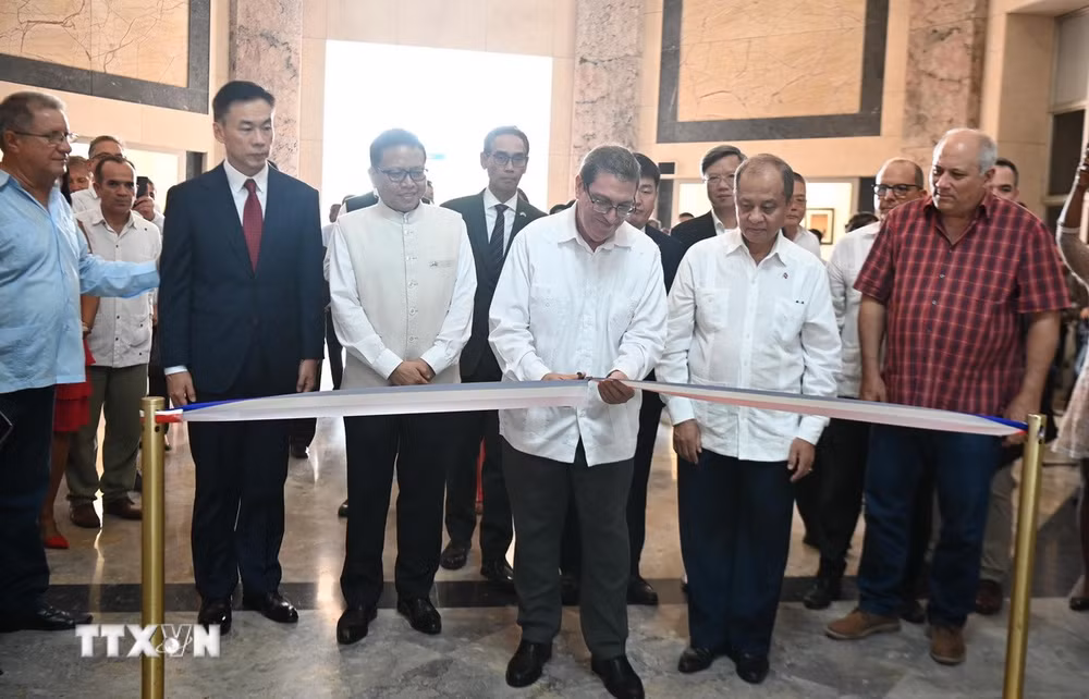 ttxvn-trien-lam-anh-65-nam-quan-he-cuba-viet-nam-1.jpg