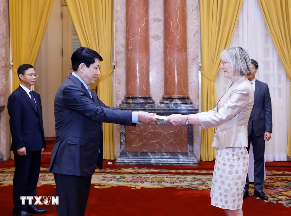 ttxvn-chu-tich-nuoc-luong-cuong-tiep-dai-su-australia-trinh-quoc-thu-5.jpg