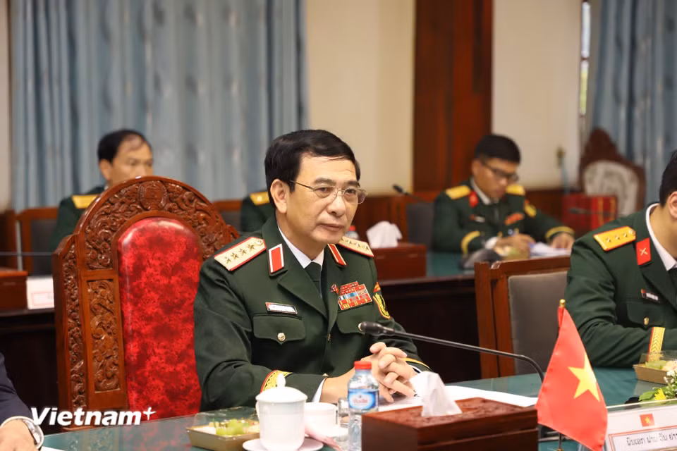 Đại tướng Phan Văn Giang, Bộ trưởng Bộ Quốc phòng Việt Nam tại cuộc hội đàm với Thượng tướng Khamliang Outhakaysone, Bộ trưởng Bộ Quốc phòng Lào. (Ảnh: Bộ Quốc phòng)