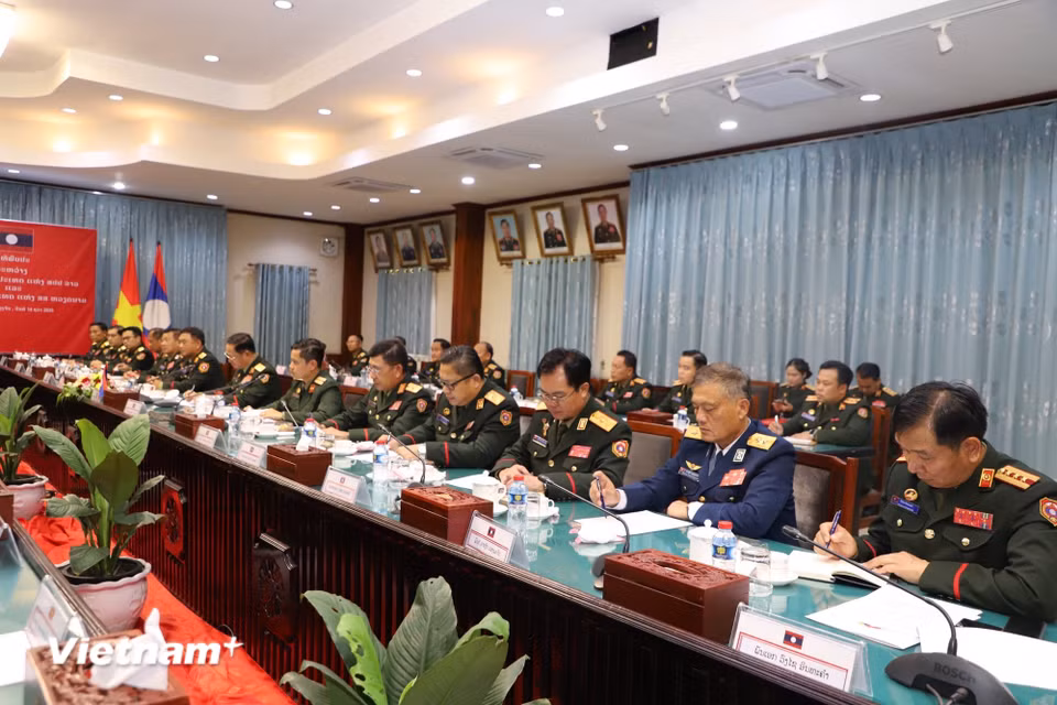 Hai bên đánh giá cao kết quả hợp tác quốc phòng thời gian qua, nhất trí tiếp tục phối hợp chặt chẽ trong tuyên truyền, giáo dục truyền thống, đào tạo nhân lực, hợp tác hậu cần, kỹ thuật và công nghiệp quốc phòng. (Ảnh: Bộ Quốc phòng)