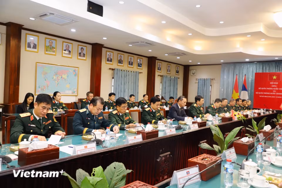 Đại tướng Phan Văn Giang khẳng định Việt Nam sẵn sàng hỗ trợ Lào tổ chức kỷ niệm 50 năm Quốc khánh, tặng Bộ Quốc phòng Lào xe chỉ huy Vinfast, găng tay, ghệt phục vụ diễu binh và pháo hoa do Việt Nam sản xuất. (Ảnh: Bộ Quốc phòng)