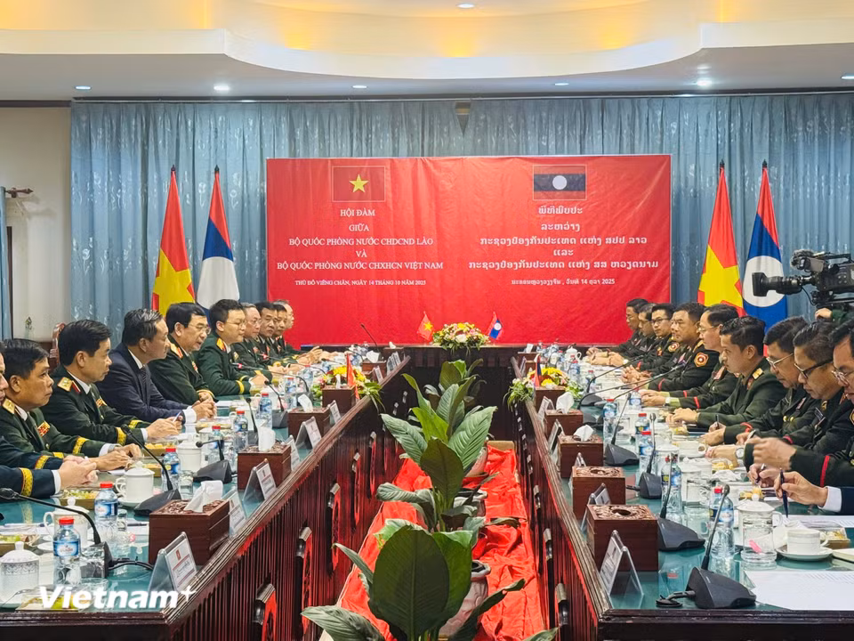 Đại tướng Phan Văn Giang, Bộ trưởng Bộ Quốc phòng Việt Nam hội đàm với Thượng tướng Khamliang Outhakaysone, Bộ trưởng Bộ Quốc phòng Lào chiều 14/10. (Ảnh: Bộ Quốc phòng)