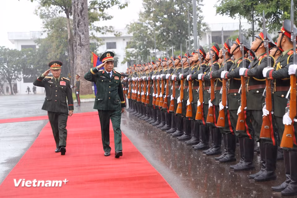 Đại tướng Phan Văn Giang và Thượng tướng Khamliang Outhakaysone duyệt Đội danh dự Quân đội nhân dân Lào. (Ảnh: Bộ Quốc phòng)