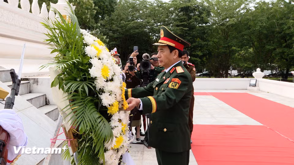 Đại tướng Phan Văn Giang dẫn đầu đoàn đại biểu cấp cao Bộ Quốc phòng Việt Nam đã đến dâng hương, đặt hoa tại Đài tưởng niệm các Anh hùng Liệt sĩ tại thủ đô Vientiane, Lào. (Ảnh: Bộ Quốc phòng)