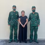 Cán bộ Đồn Biên phòng cửa khẩu quốc tế Móng Cái áp giải đối tượng Lê Thị Hà về trụ sở đơn vị để làm việc. (Nguồn: Báo Biên phòng)