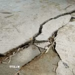 Nhiều công trình nhà ở bị thiệt hại, nguy cơ bị “hà bá” nuốt chửng. (Ảnh: Lê Phước Ngọc/TTXVN)