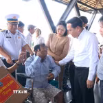 Lãnh đạo tỉnh Khánh Hòa thăm động viên các ngư dân Đà Nẵng gặp nạn trên biển Trường Sa ở Cảng quốc tế Cam Ranh, tỉnh Khánh Hòa. (Ảnh: TTXVN phát)