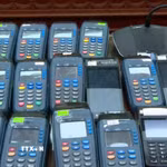 Lực lượng Công an đã thu giữ gần 400 máy POS, 10.000 thẻ tín dụng, 95 điện thoại di động và 20 máy vi tính cùng nhiều tài liệu liên quan. (Ảnh: TTXVN phát)