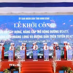 Các đại biểu thực hiện nghi thức khởi công xây dựng công trình. (Ảnh: Đức Phương/TTXVN)