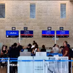 Khu vực check-in của hãng hàng không Flydubai tại sân bay quốc tế Ben Gurion gần Tel Aviv, Israel, ngày 30/9. (Ảnh: THX/TTXVN phát)