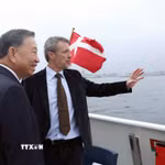 Nhà Vua Đan Mạch Frederik X giới thiệu với Tổng Bí thư, Chủ tịch nước Tô Lâm về dự án đảo nhân tạo Lynetteholm trong hành trình trên tàu ra thăm đảo. (Ảnh: Thống Nhất/TTXVN)
