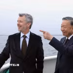 Tổng Bí thư, Chủ tịch nước Tô Lâm và Nhà Vua Đan Mạch Frederik X trên tàu ra thăm đảo nhân tạo Lynetteholm. (Ảnh: Thống Nhất/TTXVN)