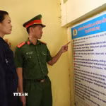Cán bộ Tổ cảnh sát khu vực Công an phường Nếnh tuyên truyền về phòng chống ma túy tại các nhà trọ, khách sạn tại phường Nếnh. (Ảnh: Danh Lam/TTXVN)