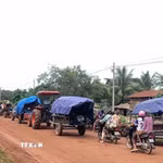 Người dân sơ tán khỏi tỉnh biên giới Oddar Meanchey thuộc Campuchia, sau khi căng thẳng tái diễn tại khu vực biên giới giữa Thái Lan và Campuchia. (Ảnh: THX/TTXVN)