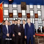 Chủ tịch Quốc hội Trần Thanh Mẫn và Đoàn đại biểu cấp cao Việt Nam tham quan Phòng họp Đại hội 7, Lầu Phi Cơ, nơi ở của Chủ tịch Mao Trạch Đông tại Khu di tích Dương Gia Lĩnh. (Ảnh: Doãn Tấn/TTXVN)