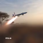 Hình ảnh do Trung tâm Truyền thông Houthi công bố cho thấy một tên lửa được cho là phóng vào thành phố Mocha, Yemen ngày 9/8. (Ảnh: THX/TTXVN phát)