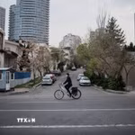 Người dân di chuyển trên đường phố tại Tehran, Iran. (Ảnh: THX/TTXVN)