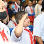 Bệnh nhi chào cờ tại Lễ khai giảng Lớp học Hoa hướng dương, Bệnh viện Ung bướu Thành phố Hồ Chí Minh. (Ảnh: Đinh Hằng/TTXVN)