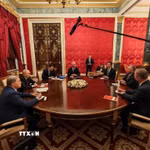 Tổng thống Nga Vladimir Putin (thứ 2, theo chiều kim đồng hồ) trong cuộc gặp hai Đặc phái viên của Tổng thống Mỹ Donald Trump, ông Steve Witkoff (thứ 6) và Jared Kushner (thứ 5) tại Moskva, ngày 5/9. (Ảnh: AA/TTXVN phát)