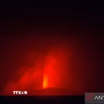 Ảnh núi lửa Anak Krakatau phun trào mạnh do phóng viên ảnh Muhammad Bagus Khoirunas của hãng thông tấn ANTARA chụp trước khi mất liên lạc. (Ảnh: TTXVN phát)