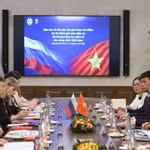 Trưởng Ban Chính sách, chiến lược Trung ương Nguyễn Thanh Nghị làm việc với Giám đốc Học viện Tổng thống Liên bang Nga Alexey Komissarov cùng Ban lãnh đạo Học viện. (Ảnh: Văn Hiếu/TTXVN)
