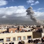 Khói bốc lên sau một cuộc không kích nhằm vào thủ đô Tehran, Iran. (Ảnh: ANI/TTXVN phát)