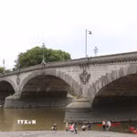 Nước sông xuống thấp làm trơ các trụ của cây cầu Kew bắc qua sông Thames đoạn ở London. (Ảnh: Hữu Tiến/TTXVN)