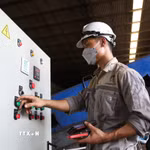 Kỹ sư vận hành thiết bị hiện đại trong dây chuyền sản xuất, góp phần nâng cao năng suất và chất lượng sản phẩm. (Ảnh: Giang Phương/TTXVN)