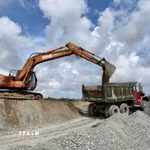 Các phương tiện vận chuyển cát đá thi công cao tốc. (Ảnh minh họa. Thanh Sang/TTXVN)