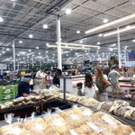 Khách hàng mua sắm tại một trung tâm thương mại ở bang Maryland, Mỹ. (Ảnh: Ngọc Quang/TTXVN)