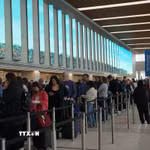 Hành khách tại sân bay LaGuardia ở New York, Mỹ. (Ảnh: THX/TTXVN)