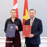 Tổng Bí thư, Chủ tịch nước Tô Lâm và Thủ tướng Đan Mạch Mette Frederiksen trao Tuyên bố chung về việc thiết lập quan hệ Đối tác chiến lược toàn diện Việt Nam-Đan Mạch. (Ảnh: Thống Nhất/TTXVN)