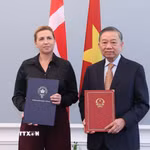 Tổng Bí thư, Chủ tịch nước Tô Lâm và Thủ tướng Đan Mạch Mette Frederiksen trao Tuyên bố chung về việc thiết lập quan hệ Đối tác chiến lược toàn diện Việt Nam-Đan Mạch. (Ảnh: Thống Nhất/TTXVN)