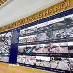 Hệ thống màn hình tại Trung tâm điều khiển giao thông Hà Nội giúp lực lượng Cảnh sát Giao thông theo dõi đồng thời tình hình giao thông trên nhiều tuyến đường, nút giao trọng điểm của Thủ đô. (Ảnh: Trung Nguyên/TTXVN)