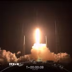 Tên lửa đẩy Falcon 9 mang theo 60 vệ tinh Starlink của SpaceX rời bệ phóng tại Trạm không quân Mũi Canaveral, bang Florida (Mỹ). (Ảnh minh họa: AP/TTXVN)