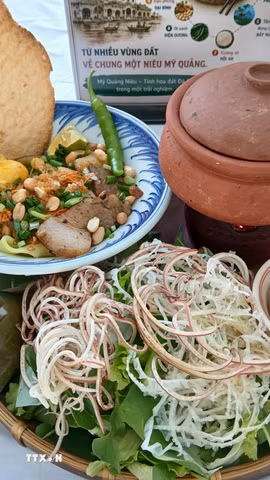 Từ món ăn dân gian, Mì Quảng đã trở thành di sản văn hóa phi vật thể của Việt Nam. (Ảnh: Mỹ Hà/TTXVN)