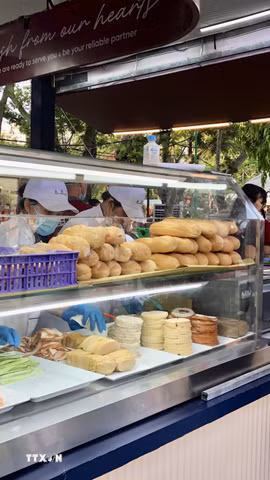 Gian hàng bánh mỳ truyền thống đầu tư đầy đủ nguyên liệu phục vụ khách tại Lễ hội bánh mỳ lần thứ tư. (Ảnh: Mỹ Phương/TTXVN)