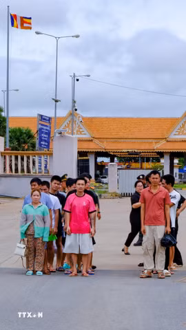 Lực lượng chức năng Việt Nam và Campuchia phối hợp tiếp nhận 23 công dân Việt Nam do phía Campuchia trao trả tại Cửa khẩu quốc tế Bình Hiệp, tỉnh Tây Ninh. (Ảnh: Minh Phú/TTXVN)