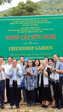 Đại diện Tổng lãnh sự quán các nước châu Á tại Thành phố Hồ Chí Minh dự lễ khánh thành "Vườn cây hữu nghị" tại Côn Đảo. (Ảnh: Xuân Khu/TTXVN)