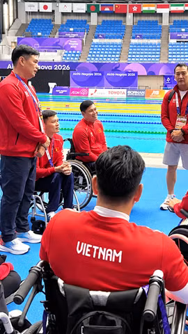 Trưởng đoàn TTNKT Việt Nam tham dự Asian Para Games 5 Nguyễn Trọng Hổ (đứng bên phải) động viên các vận động viên. (Ảnh: Đoàn TTNKT Việt Nam)