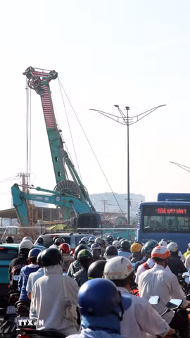 Khu vực công trường nhà ga Phạm Văn Bạch thuộc tuyến metro số 2 được rào chắn phục vụ thi công, khiến giao thông trên đường Trường Chinh ùn ứ kéo dài. (Ảnh: Tiến Lực/TTXVN)