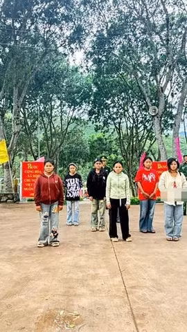 7 người Lào nhập cảnh trái phép phát hiện tại nhà ở của Hồ Văn Nghèo. (Nguồn: Tuổi Trẻ)