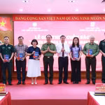 Nhà xuất bản Chính trị quốc gia Sự thật và Học viện An ninh nhân dân đã trao tặng sách cho đại diện các cơ quan Trung ương, Bộ Công an và các đại biểu tham dự. (Ảnh: CTV/Vietnam+)