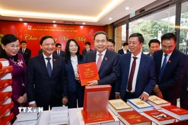 Chủ tịch Quốc hội Trần Thanh Mẫn dự Lễ giới thiệu bộ sách Luật được thông qua tại Kỳ họp thứ 10. (Ảnh: Doãn Tấn/TTXVN)