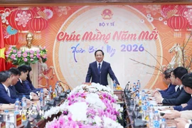 Ông Trịnh Văn Quyết, Trưởng Ban Tuyên giáo và Dân vận Trung ương chúc mừng ngành y tế nhân Ngày Thầy thuốc Việt Nam. (Ảnh: Phương Hoa/TTXVN)