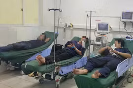 Ba công nhân đang được điều trị tại Bệnh viện Thống Nhất. (Nguồn: Pháp luật Thành phố Hồ Chí Minh)
