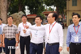 Bộ trưởng Bộ Giáo dục và Đào tạo Hoàng Minh Sơn cùng đoàn công tác tại điểm thi Trường THPT Kim Động (Hưng Yên). (Ảnh: Thanh Tùng/TTXVN)