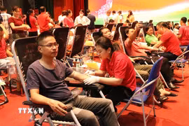 Người dân tham gia hiến máu tình nguyện. (Ảnh minh họa: Thu Hằng/TTXVN)