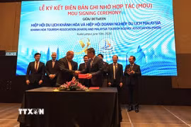 Lễ ký kết Biên bản ghi nhớ (MOU) giữa Hiệp hội Du lịch Khánh Hòa và Hiệp hội Doanh nghiệp Du lịch Malaysia (MATA) tại Hội nghị. (Ảnh: Bùi Hoàn/TTXVN)