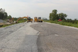 Thi công cao tốc trục ngang đoạn qua huyện Châu Thành A. (Ảnh: Nguyễn Hằng/TTXVN)